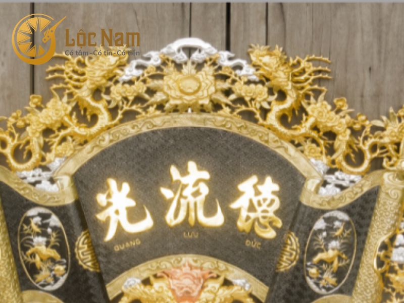 Cuốn thư Đức Lưu Quang bằng đồng đỏ 75x176cm dát vàng bạc nền đen