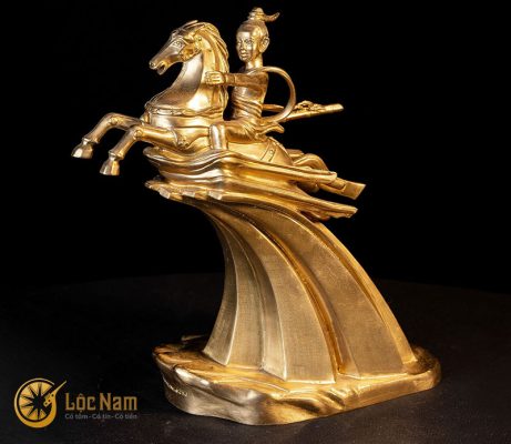 Những bức tượng Thánh Gióng bằng đồng mạ vàng đem lại rất nhiều may mắn, vượng khí cho gia chủ