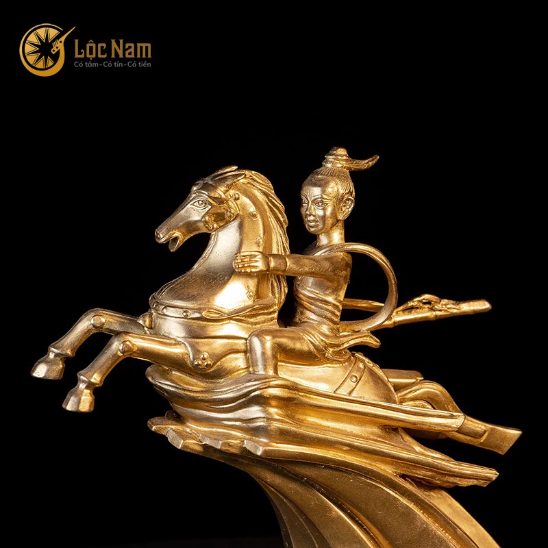 Bức tượng Thánh Gióng bằng đồng vàng hợp phong thủy và đẹp mắt