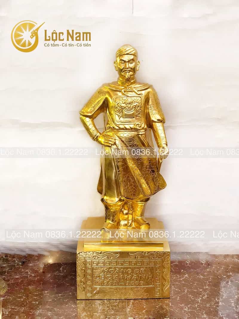 Tượng hoàng đế Lê Đại Hành bằng đồng dát vàng 9999