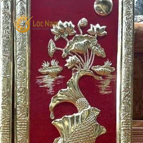 Tranh Lý Ngư Vọng Nguyệt bằng đồng vàng kích thước 40x100cm nền đỏ