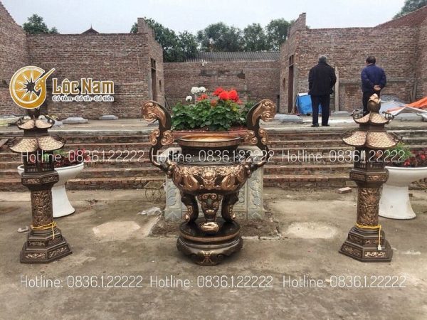 Lư hương và đôi đèn thờ bằng đồng tại tư gia dòng họ Nguyễn
