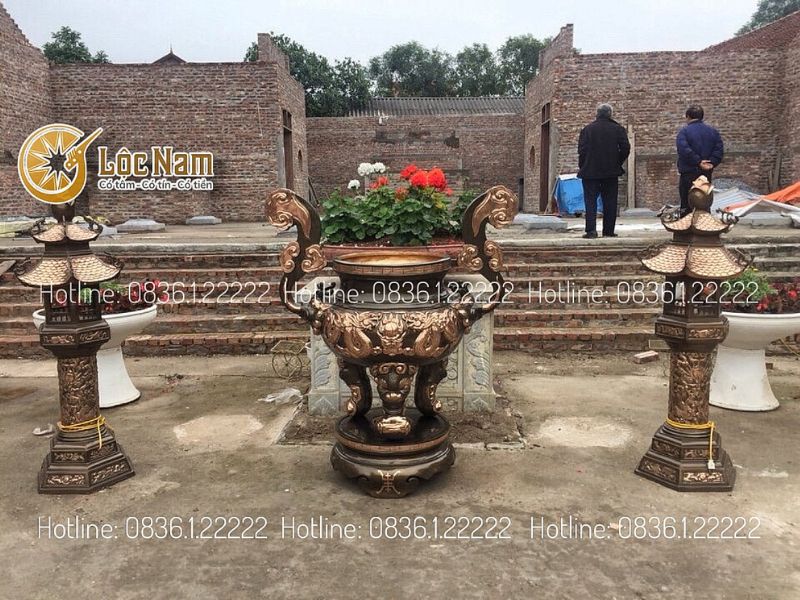 Lư hương và đôi đèn thờ bằng đồng tại tư gia dòng họ Nguyễn