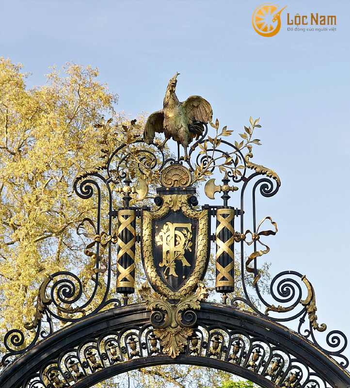 Biểu tượng gà trống Gô Loa trên cổng vườn điện Elysée tại Paris